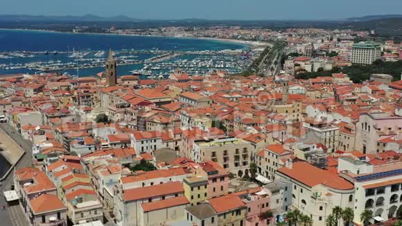 空中拍摄阿尔赫罗老城城市景观在一个美丽的日子与港口和开阔的大海在视野意大利阿尔赫罗全景视频的预览图