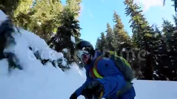 滑雪者滑下雪山视频的预览图