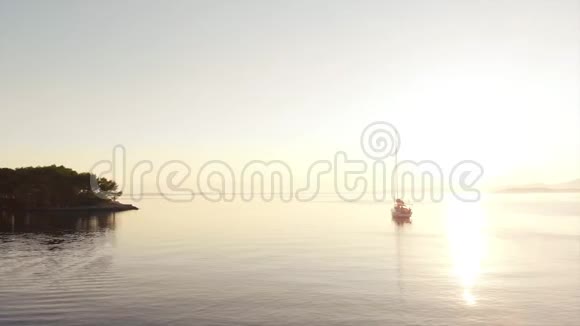 加勒比海日落时帆船的鸟瞰图视频的预览图