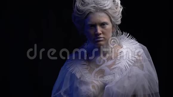 在画室里吹雪皇后白毛银妆视频的预览图