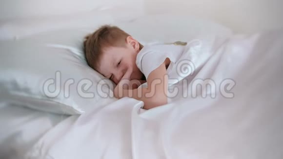 七岁的男孩醒来不想起床视频的预览图