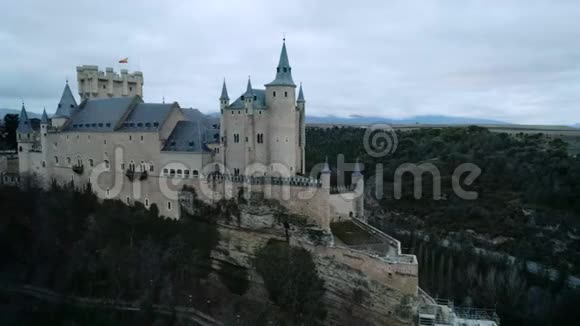 山上神奇童话城堡的空中拍摄视频的预览图