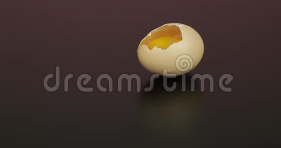 鸡蛋黄从破碎的蛋壳中倒入黑色表面视频的预览图