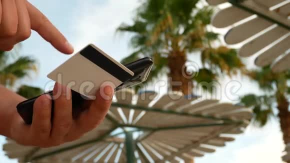 年轻人用信用卡和智能手机上网购物视频的预览图