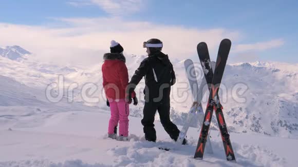 恋爱中的情侣滑雪者和山顶上的拥抱视频的预览图