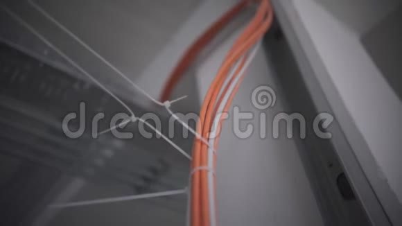 一个灰色和橙色电缆挂在墙内的一个螺旋和捆绑在一个视频的预览图