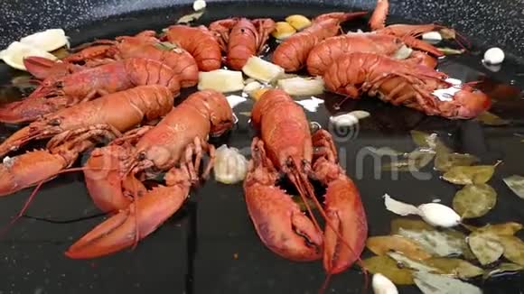 大锅里有新鲜的小龙虾螃蟹和章鱼视频的预览图