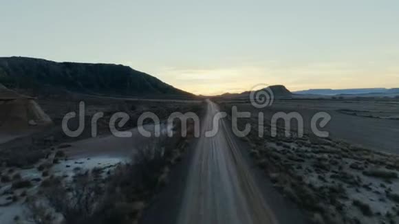 沙漠砾石路上的日出或日落视频的预览图
