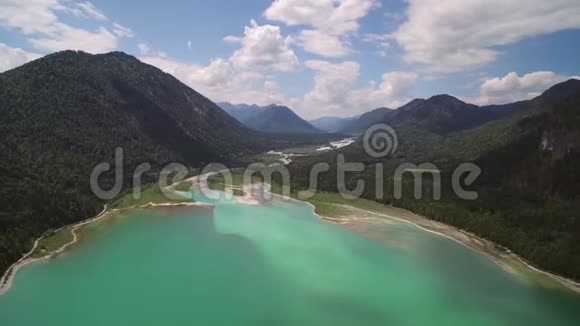 在巴伐利亚阿尔卑斯山脉的Sylvenstein湖上空拍摄视频的预览图