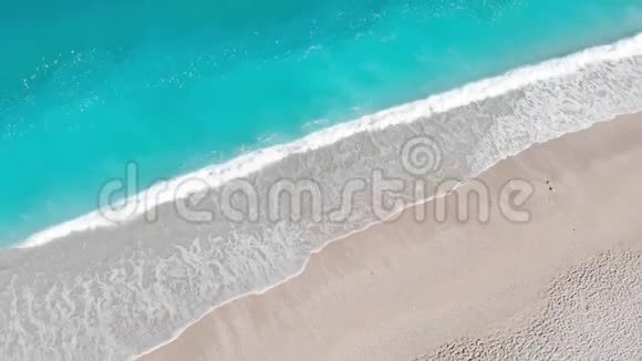 在透明的绿松石海中观看游泳女子的空中无人机景美丽的视频的预览图