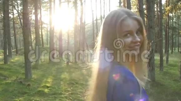 跟着森林里的金发女郎视频的预览图