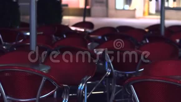 一家街头咖啡馆晚上空桌椅视频的预览图
