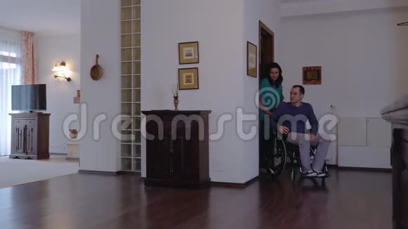 有坐轮椅的年轻人在家的护理人员视频的预览图