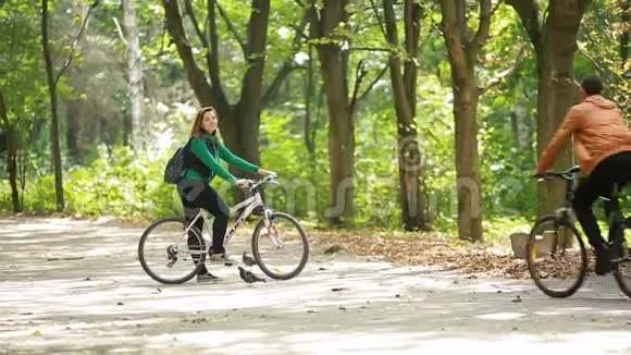 情侣爱情骑自行车视频的预览图