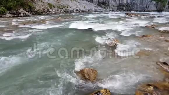 阿布哈兹山区河流支离破碎视频的预览图