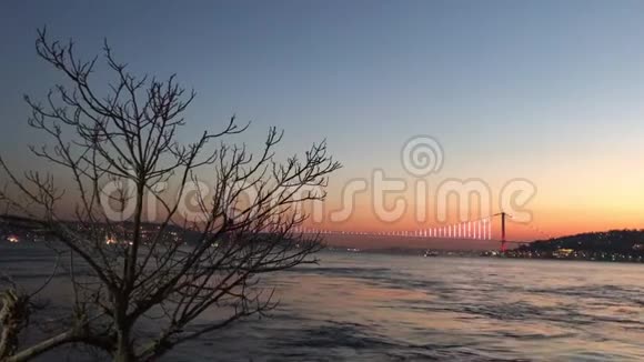 博斯普鲁斯海岸线日落和7月15日博斯普鲁斯大桥烈士桥视频的预览图
