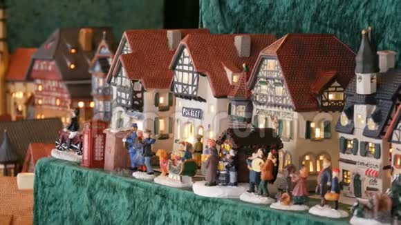 在圣诞节市场的柜台上以房子的形式出现了美丽的不寻常的烛台视频的预览图