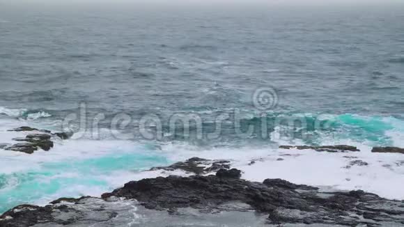 卡波维尔德黑色火山岩上海浪冲刷的4k录像片段视频的预览图