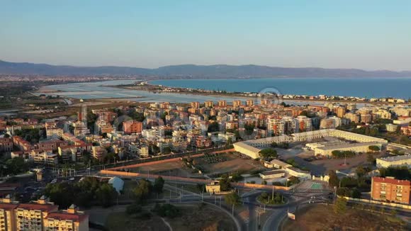 鸟瞰卡利亚里撒丁岛意大利卡利亚里是意大利萨尔德尼亚岛的首都和最大城市日落时分视频的预览图