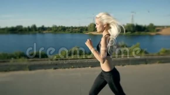 运动女性在海滩附近跑步女跑步者慢跑户外健身视频的预览图