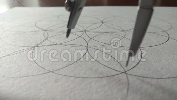 在纸上画一个圆圈留下一个污点视频的预览图