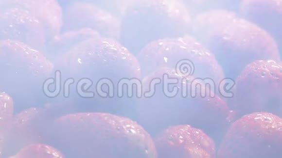 冰蒸汽覆盖草莓视频的预览图
