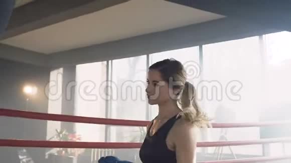 女拳手在训练中打拳袋的肖像视频的预览图