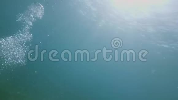 关闭蓝色海水中的气泡深潜时的气泡视频的预览图