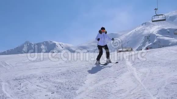 运动中的女滑雪者滑下山的滑雪坡近椅子抬视频的预览图