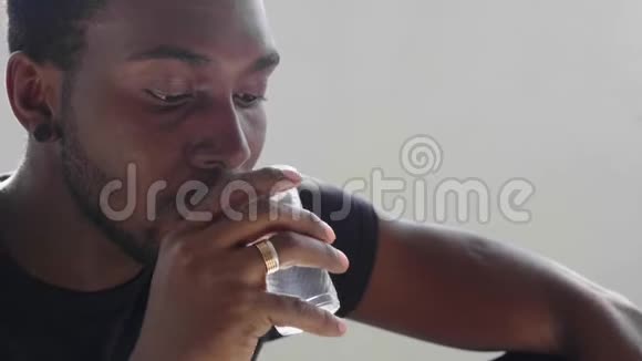 特写下角的年轻运动黑人喝干净的纯净水视频的预览图
