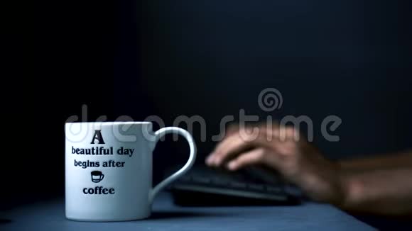 爱喝咖啡的人在工作之间喝热咖啡视频的预览图