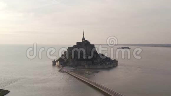 法国著名地标蒙圣米歇尔的鸟瞰图位于河边的小岛上行动视频的预览图
