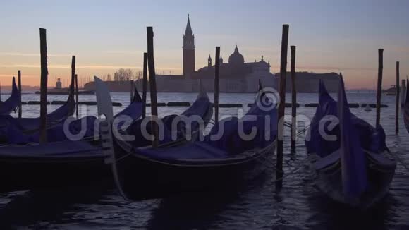 与圣乔治马吉奥雷一起在威尼斯慢动作和船只交通视频的预览图