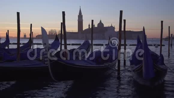 与圣乔治马吉奥雷一起在威尼斯慢动作和船只交通视频的预览图