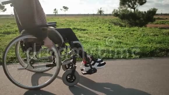在户外坐轮椅的残疾妇女视频的预览图