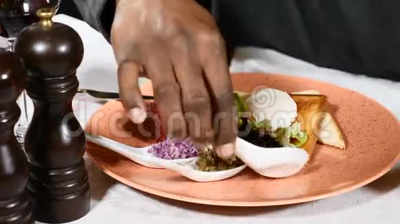 餐厅的食物在餐馆吃饭接近男人品尝美味的馅饼4k视频的预览图