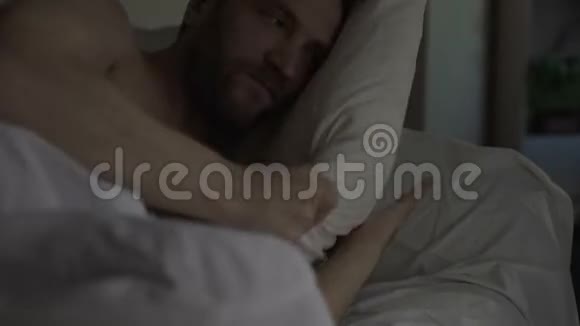 烦人的男人在床上辗转反侧无法入睡吵闹的邻居视频的预览图