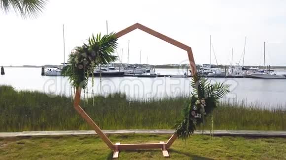 用鲜花装饰的婚礼拱门拱门装饰视频的预览图