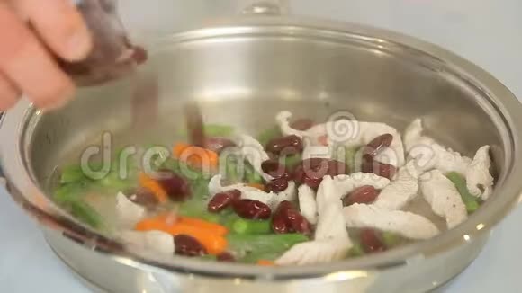 用蔬菜和豆类炸鸡肉视频的预览图