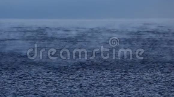 贝加尔湖冷水上的雾视频的预览图