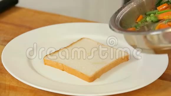 在烤面包上混合油炸蔬菜视频的预览图