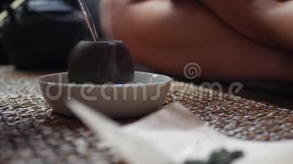 中国传统的功夫或功夫茶道沸水倒进水壶里茶师把水倒进视频的预览图