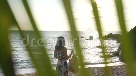 带着背包在海边度假的女孩视频的预览图