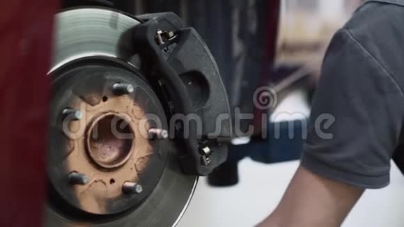机械师在汽车特写上更换刹车片系统视频的预览图