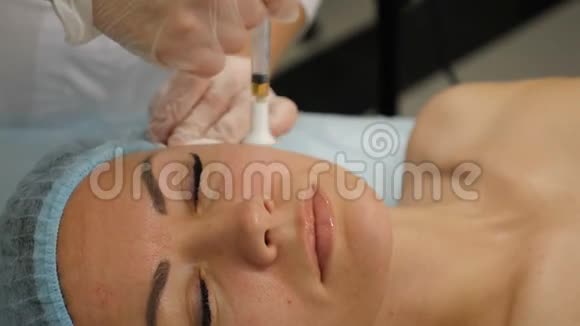 美的概念正在进行的中间治疗程序美容师拿着注射器与妇女一起工作视频的预览图