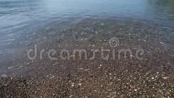 地中海海岸与卵石海滩的碎片视频的预览图