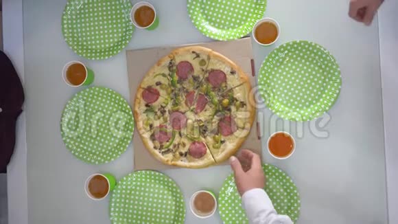 披萨顶景双手拿着食物躺在盘子里用纸杯做烤面包视频的预览图