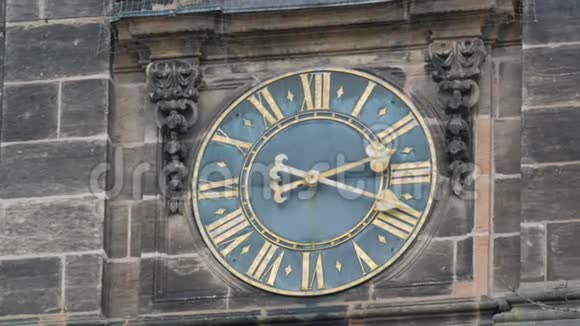 纽伦堡老城一栋建筑上的古董钟视频的预览图