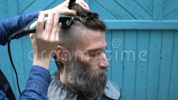 理发店用电动剃须刀和梳子剪雄性头发视频的预览图