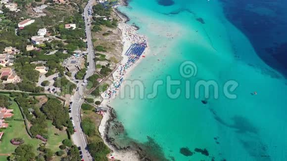 令人惊叹的佩洛萨海滩的鸟瞰图斯坦蒂诺撒丁岛意大利拉佩罗萨海滩撒丁岛意大利La视频的预览图